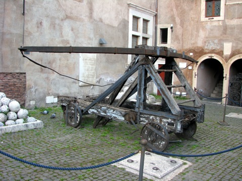 Catapult_in_Castel_Sant&#39;Angelo